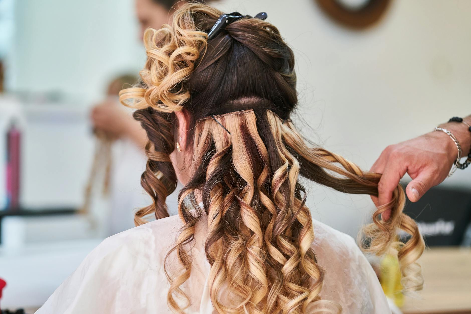 Haarstyling und Locken in der Behandlung